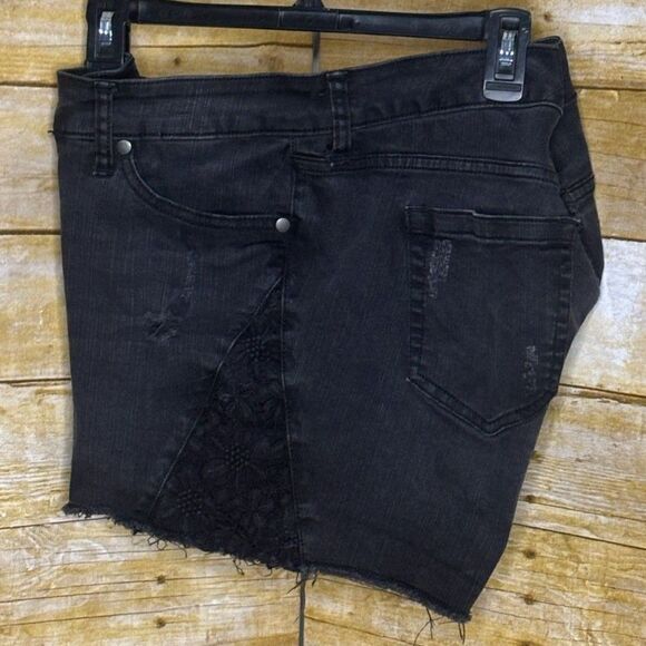 TORRID BLACK DISTRESSED STRETCH CUT OFF LACE CONCERT FESTIVAL EVERYDAY SHORTS - Picture 2 of 3